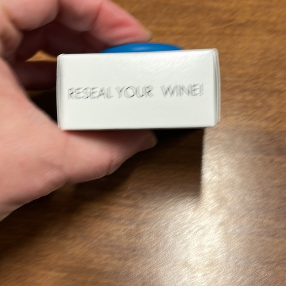 “NWT “Therapy” Wine Bottle Reusable Silicone Cap - Picture 2 of 6